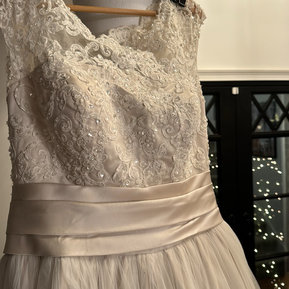 Beautiful candlelight sleeveless wedding dress 12 - Picture 14 of 16